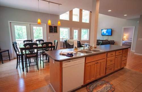 Hayesville House | Casa del Rio 3/2 on Hiawassee River w/HOT TUB on a Secluded Private lot