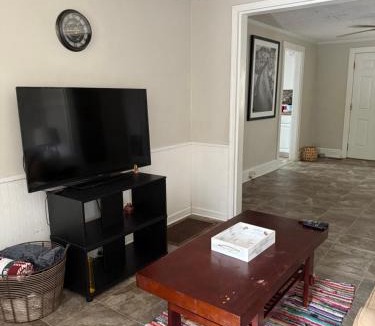 Raeford House | Casa Minimal Cottage Pet Friendly with Fenced Yard