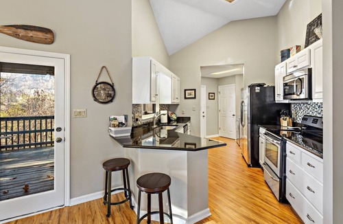 Lake Lure House | Casa su Lago - Mr Lake Lure Vacation Rentals - Dog Friendly - Located in Rumbling Bald Resort