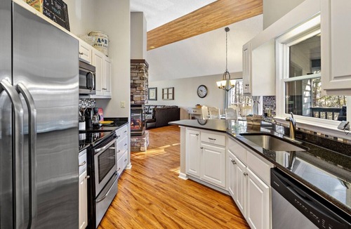 Lake Lure House | Casa su Lago - Mr Lake Lure Vacation Rentals - Dog Friendly - Located in Rumbling Bald Resort