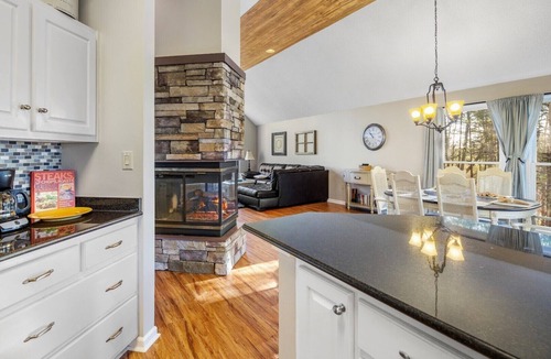 Lake Lure House | Casa su Lago - Mr Lake Lure Vacation Rentals - Dog Friendly - Located in Rumbling Bald Resort