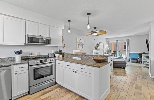 Wilmington Beach Condo | Cast a Waves salty Condo with SEA views and a POOL