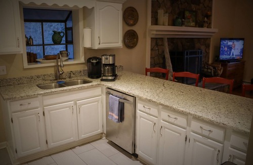 Seven Devils Cabin | Casual comfort between Boone & Sugar. A retreat w/soul, High Country centered.