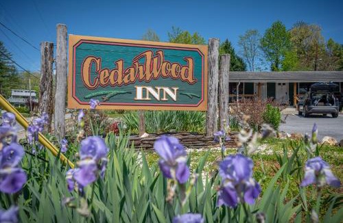 Hendersonville Hotel | CedarWood Inn