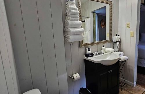 Hendersonville Hotel | CedarWood Inn