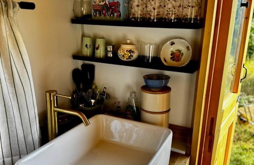 Gloucester Apartment | Ceirios Hideaway - Shepherds Hut by Maison Pro