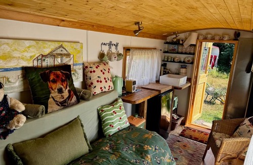 Gloucester Apartment | Ceirios Hideaway - Shepherds Hut by Maison Pro