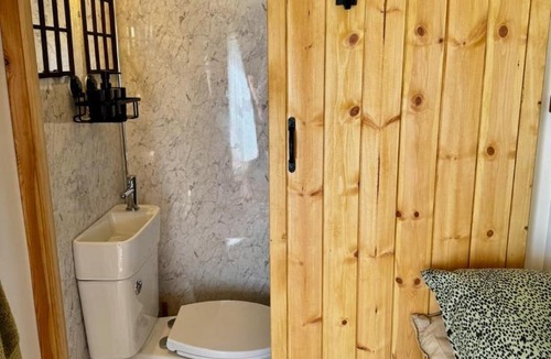 Gloucester Apartment | Ceirios Hideaway - Shepherds Hut by Maison Pro