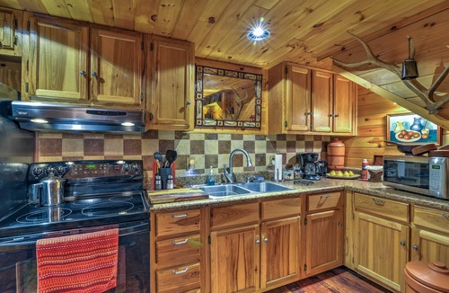 Celo Cabin | Celo Cabin w/ Deck in Pisgah National Forest
