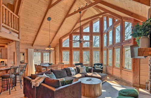 Smithville Cabin | Center Hill Lake Cabin w/ Hot Tub & Deck!