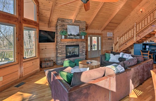 Smithville Cabin | Center Hill Lake Cabin w/ Hot Tub & Deck!