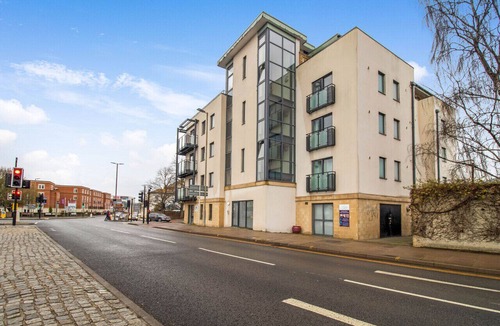 Cheltenham Apartment | Central 1 BD + Sofa Bed - 2 mins to Centre