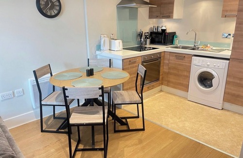 Epsom Apartment | Central 1BR Flat for up to 4 - Lift Access