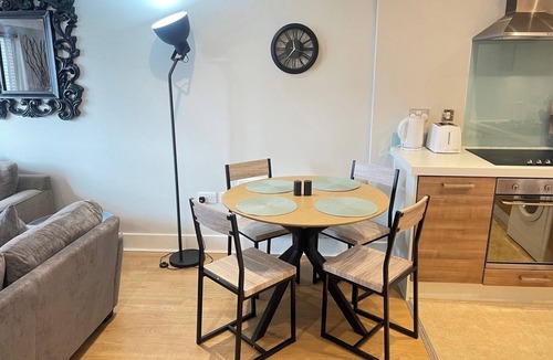 Epsom Apartment | Central 1BR Flat for up to 4 - Lift Access