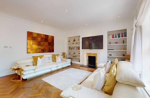 Royal Borough of Kensington and Chelsea Apartment | Central 2BR Home Steps to Kensington Palace & Hyde park