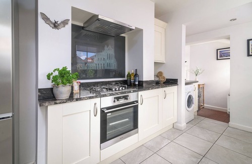 West Cliff House | Central 5 bed/3 bath for 8 (+ cot) free parking - spacious, stylish, comfortable
