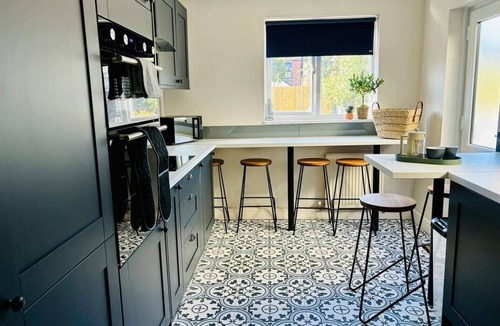 Gloucester House | Central Gloucester: Long-Stay Base with Parking