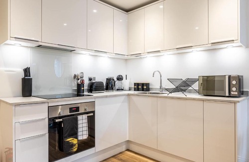 Gravesend Apartment | Central Gravesend 1BR - Wi-Fi & Kitchen - Sleeps 2