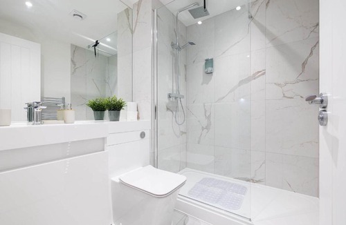 Gravesend Apartment | Central Gravesend 1BR - Wi-Fi & Kitchen - Sleeps 2