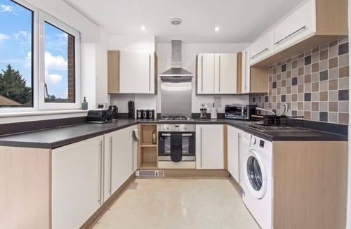 Hemel Hempstead Apartment | Central Hemel 2-Bed Flat with Secure Parking