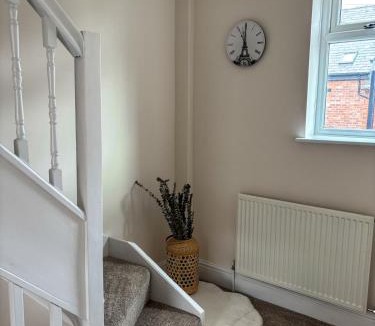 Leeds House | Central Horsforth Stone Cottage - 10 mins from LBA