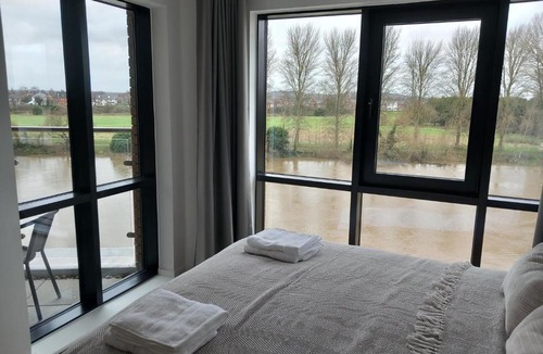 Nottingham Apartment | Central Modern and Spacious River view Apartment with parking