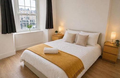 Harbourside Apartment | Central Modern Apartment -Sleeps 6 - Parking