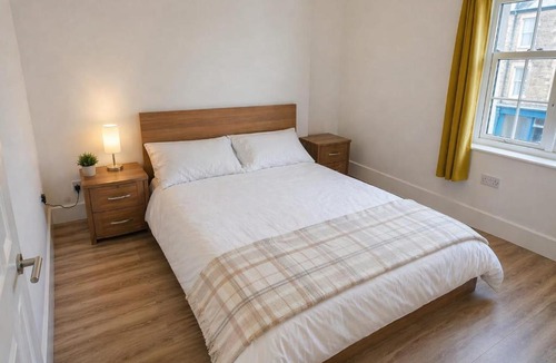 Harbourside Apartment | Central Modern Apartment -Sleeps 6 - Parking