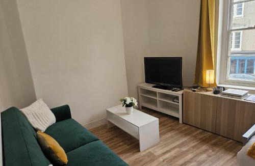 Harbourside Apartment | Central Modern Apartment -Sleeps 6 - Parking