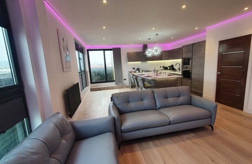 Cheltenham Condo | Central Penthouse with Hot Tub & Views 24