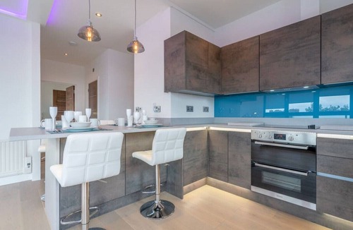 Cheltenham Apartment | Central penthouse with private hot tub and views