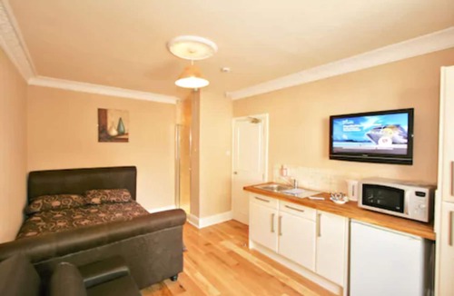 Cheltenham Hotel | Central Studios Gloucester Road by Rooms Booked - Free Parking