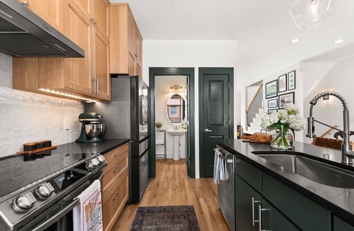North Capitol House | Central Townhouse - Walk to Broadway & Germantown - Private Rooftop Terrace