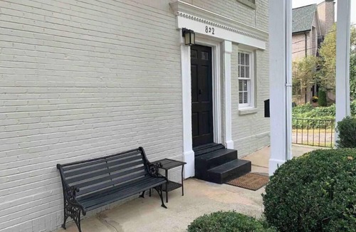 Dilworth House | Centralized Charlotte Townhouse with Table Tennis