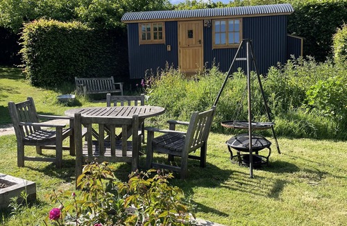 Ewhurst Green Cabin | Centrally heated 5 star cosy traditionally built Shepherds Hut w/en suite WC.