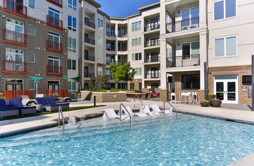 Fourth Ward Apartment | Centrally located in Uptown Charlotte. Walk to everything. Gym, Pool, Free Parking