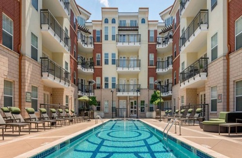 Fourth Ward Apartment | Centrally located in Uptown Charlotte. Gym, Pool and Free Parking. Walk everywhere!