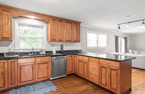 Paw Creek House | Centrally Located Ranch - 15mins to Airport & Uptown