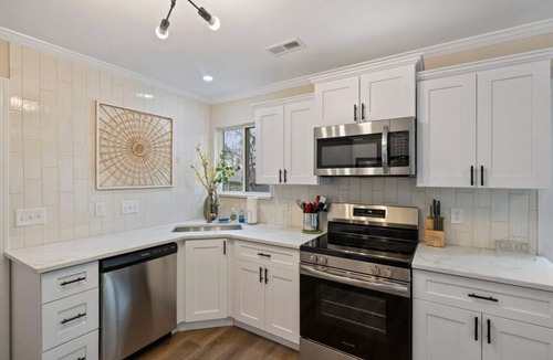 Charlotte House | Charlotte 4BR Cozy Retreat
