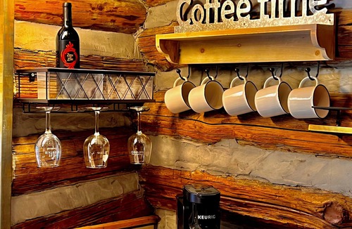 Pilot Mountain Cabin | Charming 1-bedroom cabin in amazing Pilot Mountain with Lake access