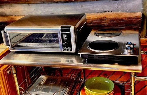 Pilot Mountain Cabin | Charming 1-bedroom cabin in amazing Pilot Mountain with Lake access