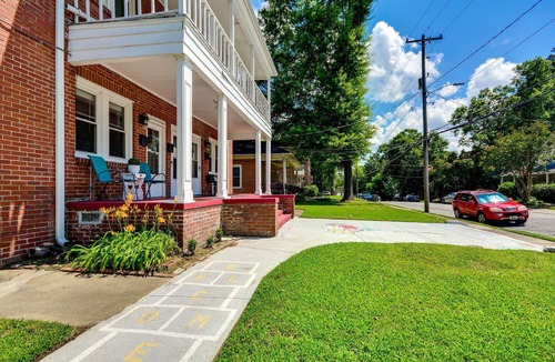 Greensboro Apartment | Charming 1-bedroom apartment in delightful Greensboro with central AC & parking