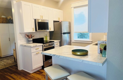 Manteo Cottage | Charming 1-bedroom cottage with WiFi and AC in gorgeous Manteo