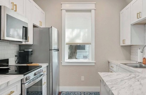 Manteo Cottage | Charming 1-bedroom cottage with WiFi and AC in gorgeous Manteo