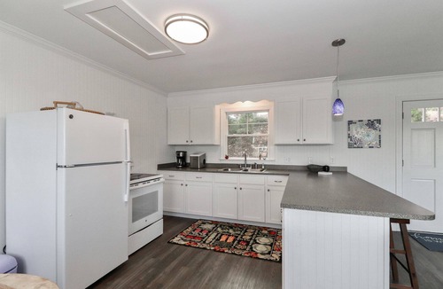 Troutman Cottage | Charming 1-bedroom waterfront cottage with boat dock on Lake Norman