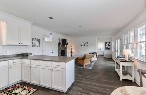 Troutman Cottage | Charming 1-bedroom waterfront cottage with boat dock on Lake Norman