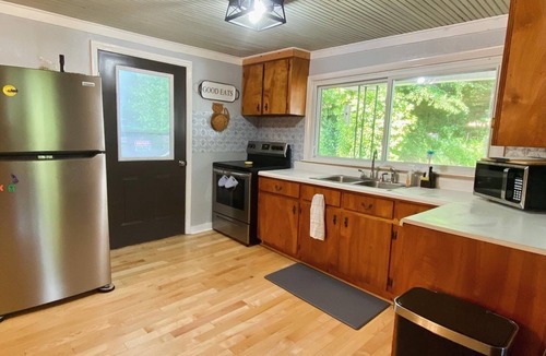 Bakersville Cottage | Charming 1940s Cottage nUpdated-Creek Front-Fire Pit