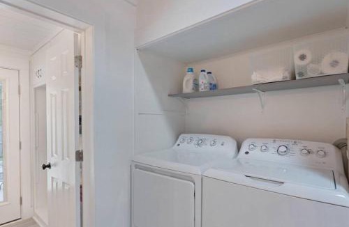 Tranquil Harbour House | Charming 1960s Cottage, 5 Min Walk to Beach and Shops