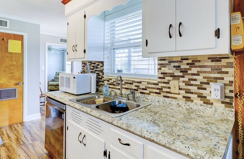 Burnside Island House | Charming 1960s home with recent upgrades, board games, & AC - on the creek