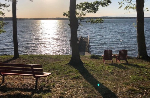 Mayhew House | Charming 1BR Lakehouse w/ Sunset View, Beach & Pier on Lake Norman (Mooresville)